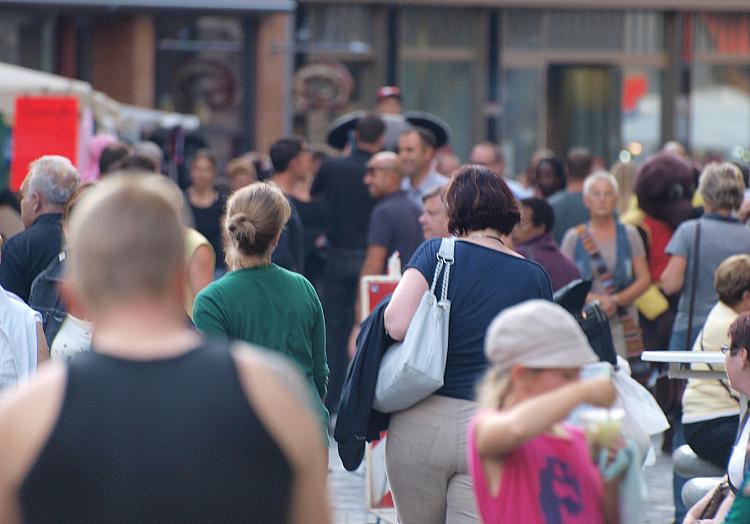 Menschen in einer Fußgängerzone, über dts Nachrichtenagentur