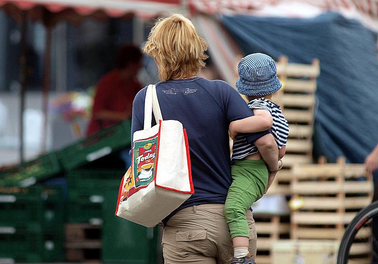 Frau mit Kind, über dts Nachrichtenagentur