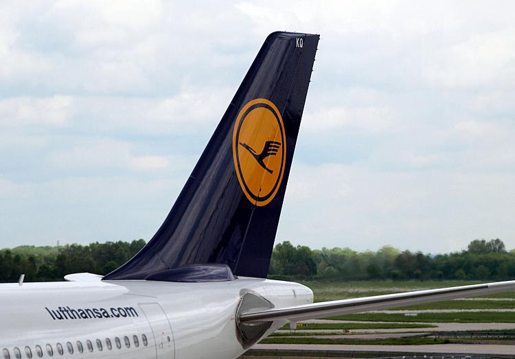 Lufthansa-Maschine am Flughafen, über dts Nachrichtenagentur