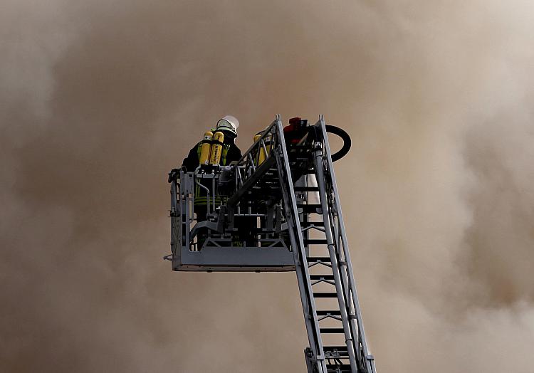 Feuerwehr auf einer Drehleiter, über dts Nachrichtenagentur