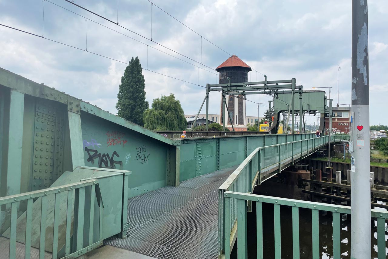 Die Oldenburgische Industrie- und Handelskammer (IHK) sieht Bedarf für einen Ersatzneubau der Eisenbahn-Klappbrücke in Oldenburg.