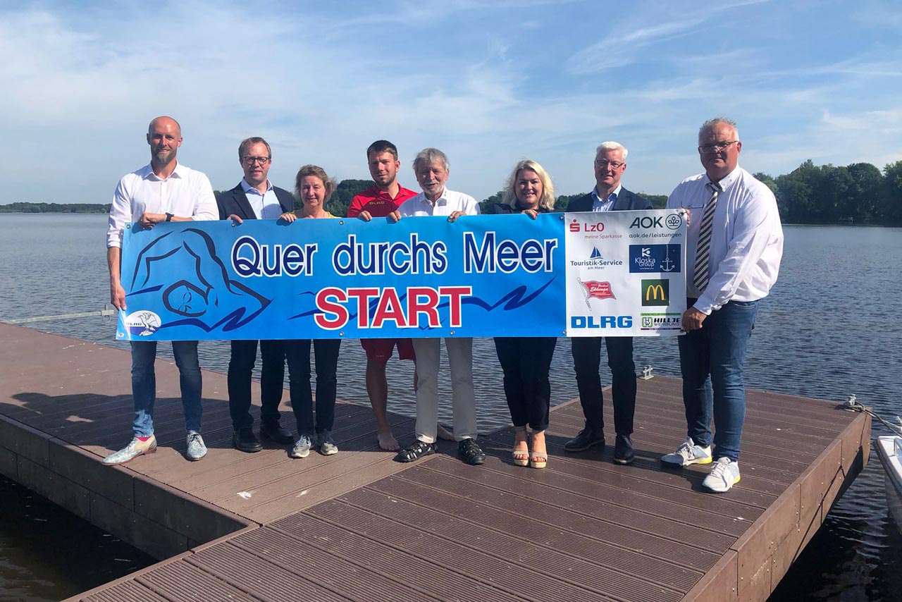 Sie freuen sich auf die 10. Auflage von „Quer durchs Meer“ (von links): Kurdirektor Nobert Hemken, Markus Neumann (LzO), Anja Lid (Reederei Ekkenga), Moritz Pollehn (DLRG), Britta Moritz (AOK), der stellvertretende Bürgermeister Heinz de Boer und Ralf Zimmermann (DLRG).