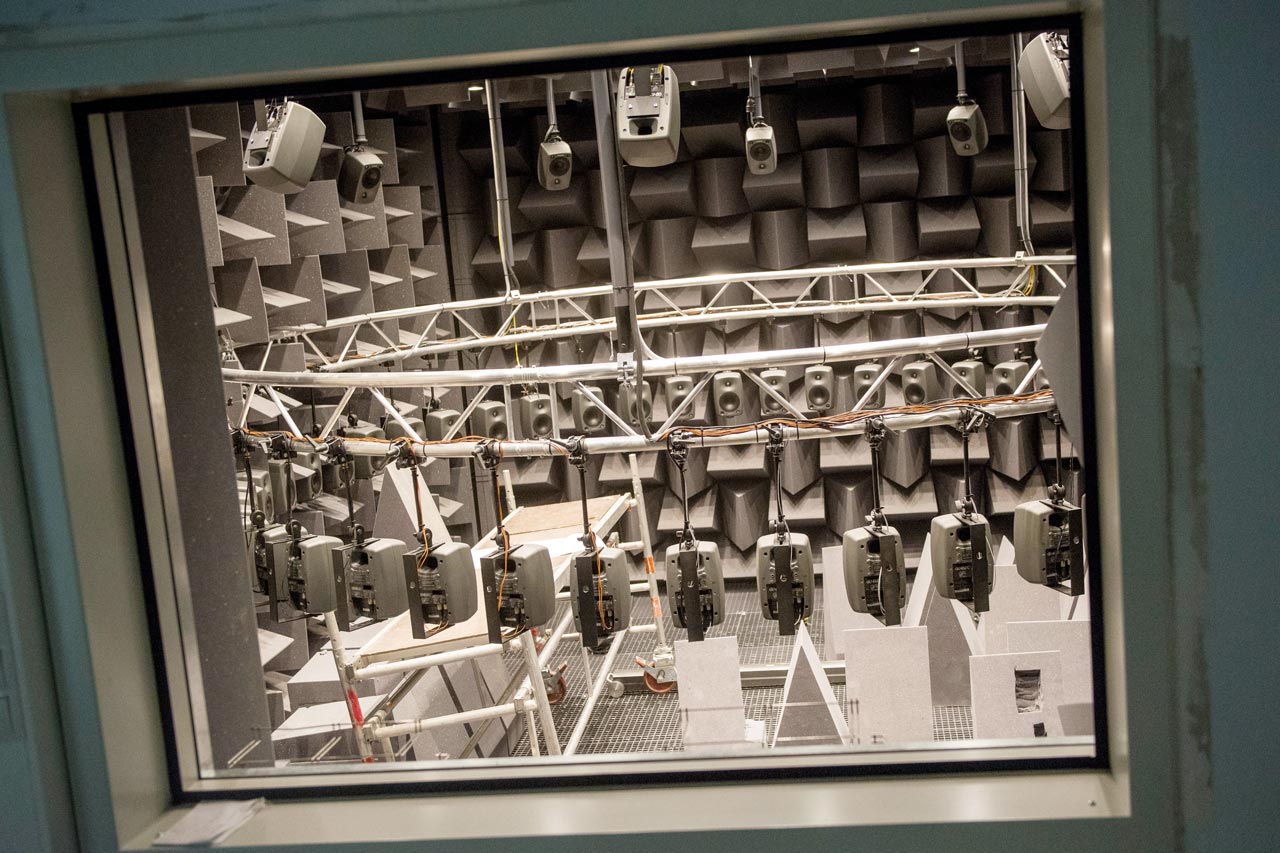 An verschiedenen Stationen auf dem Campus Wechloy erhalten Interessierte am Freitag Einblick in die aktuelle Oldenburger Hörforschung. So etwa im Virtual-Reality-Labor, das es erlaubt, beliebige Alltagsszenen mit hoher akustischer Detailtreue und Videoprojektion nachzustellen.
