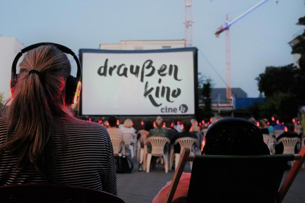 Das Cine k veranstaltet diesen Monat wieder das Draußen-Kino im Hinterhof der Kulturetage.