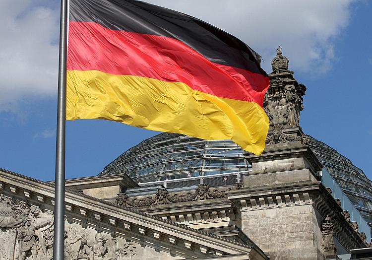 Deutschlandfahne über dem Reichstagsgebäude, über dts Nachrichtenagentur