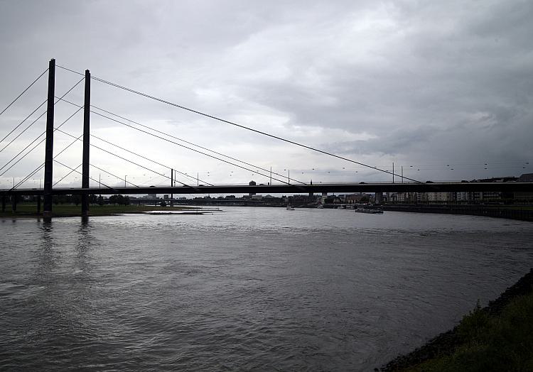 Rheinkniebrücke am Rhein bei Düsseldorf, über dts Nachrichtenagentur