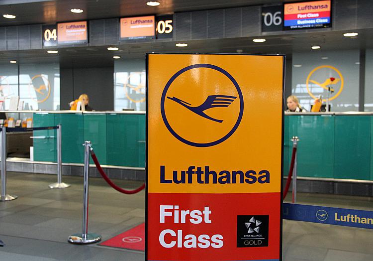 Lufthansa-Check-in-Schalter am Flughafen, über dts Nachrichtenagentur