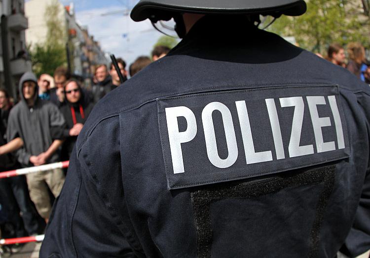 Polizei mit Demonstranten, über dts Nachrichtenagentur