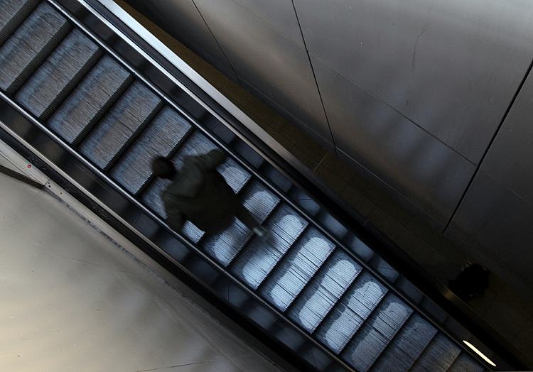 Mann läuft Rolltreppe hoch, über dts Nachrichtenagentur