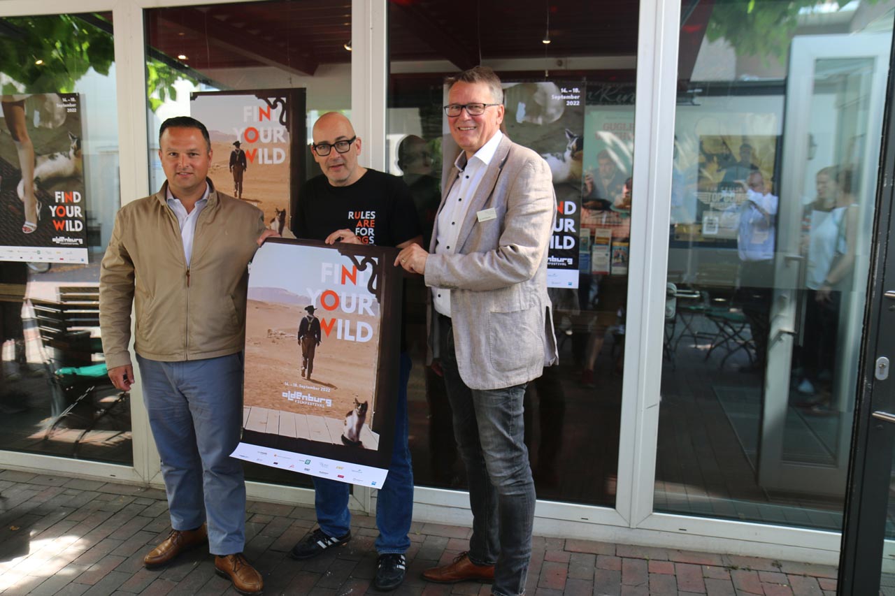 Filmfest-Chef Torsten Neumann (Mitte) freut sich über zwei neue Finanzpartner für das Filmfest: Die KDO Service GmbH mit Dr. Rolf Beyer (rechts) ist Premiumsponsor und das Famila Einkaufsland Wechloy mit Centermanager Christian Andresen ist Sponsor.