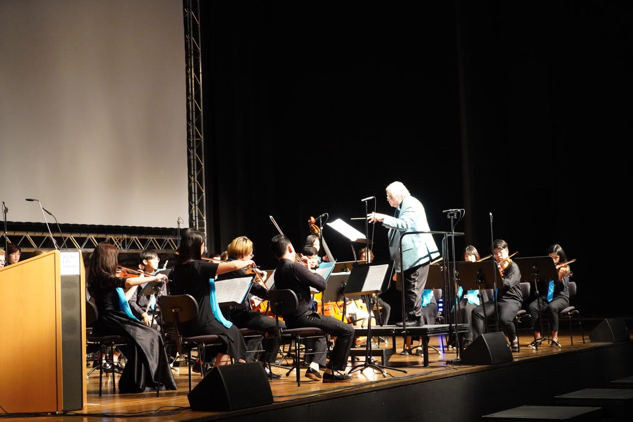 Der thailändische Filmemacher, Autor und Komponist Somtow Sucharitkul kehrt mit seinem Jugenorchester Siam Sinfonietta zurück zum 29. Internationalen Filmfest Oldenburg.