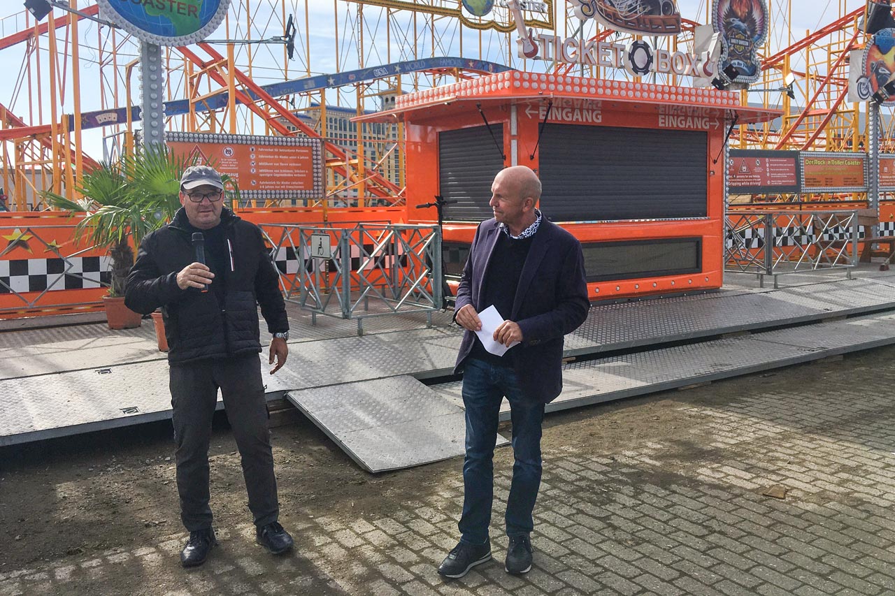 Willi Vorhop (links) und Michael Hempen präsentieren die „Rock'n Roller Coaster“, die größte transportable Achterbahn der Welt mit Einzelgondeln.