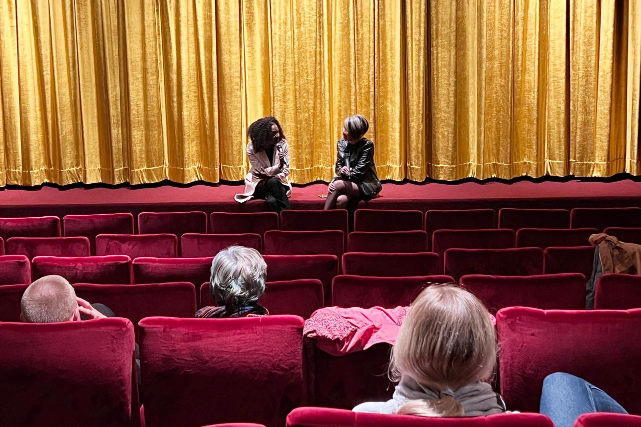 Die Schauspielerin Cyndie Lundy im Gespräch mit dem Kurzfilmjurymitglied Mattie Do bei der Vorstellung des Films Parsley im Casablanca Kino.