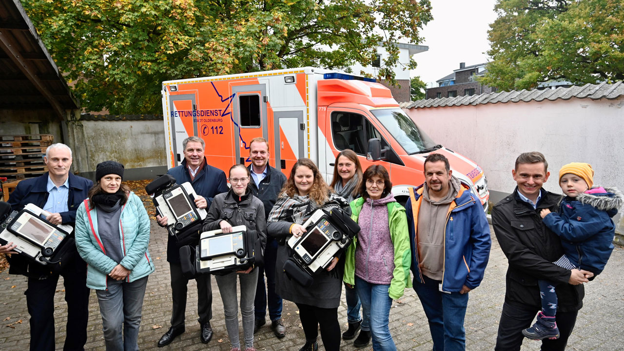 Oberbürgermeister Jürgen Krogmann (3.von links) und Jens Spekker, Leiter der Feuerwehr Oldenburg (links) übergeben den Rettungswagen an den Verein Oldenburg hilft mit seinen Vorsitzenden Maik Günther (3. von rechts) und Karsten Ude (4.von links) und Vereinsmitgliedern.