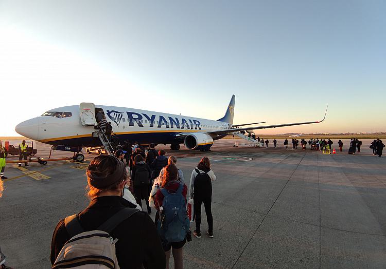 Passagiere laufen über das Rollfeld zu einem Ryanair-Flugzeug, über dts Nachrichtenagentur