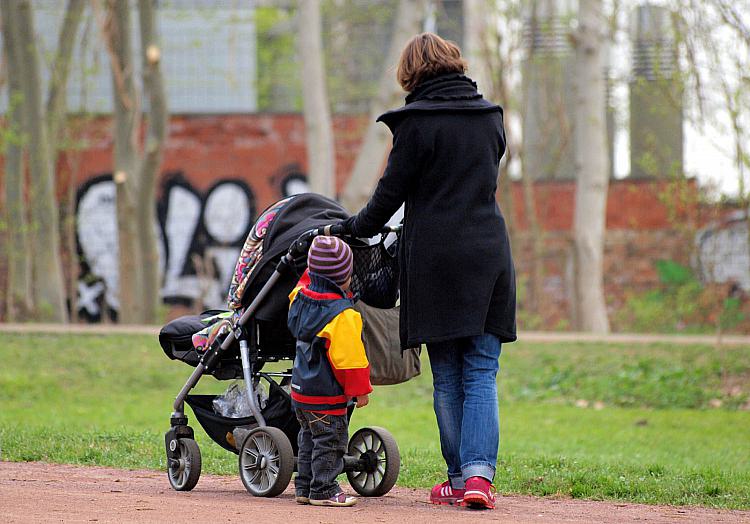 Mutter mit Kinderwagen, über dts Nachrichtenagentur