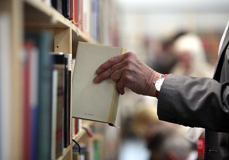 Leser mit Büchern, über dts Nachrichtenagentur
