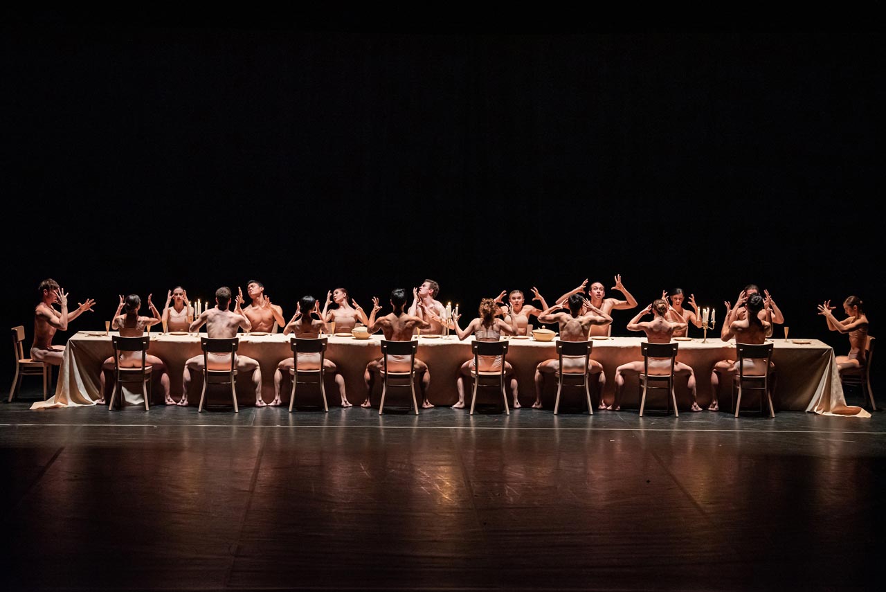 Das Ballet Národní Divadlo Moravskoslezské aus der Tschechischen Republik zeigt mit 20 Tänzer/innen „Rossini Cards“ (Foto) von Mauro Bigonzetti und „Consequence“ von Juanjo Arqués am 25. und 26. März 2023 im Großen Haus.