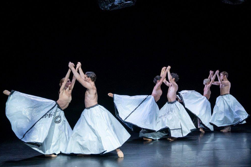 „Human“ ist die Choreografie von So-Yeon Kim-von der Beck und bildet den Abschluss von „Interaction / Recycling I“ im Oldenburgischen Staatstheater.