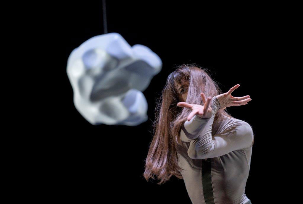 Die Ballettcompagnie Oldenburg zeigt im Kleinen Haus des Oldenburgischen Staatstheaters drei Uraufführungen. „Interaction“ von Ballettmeister Antoine Jully eröffnet den Abend.