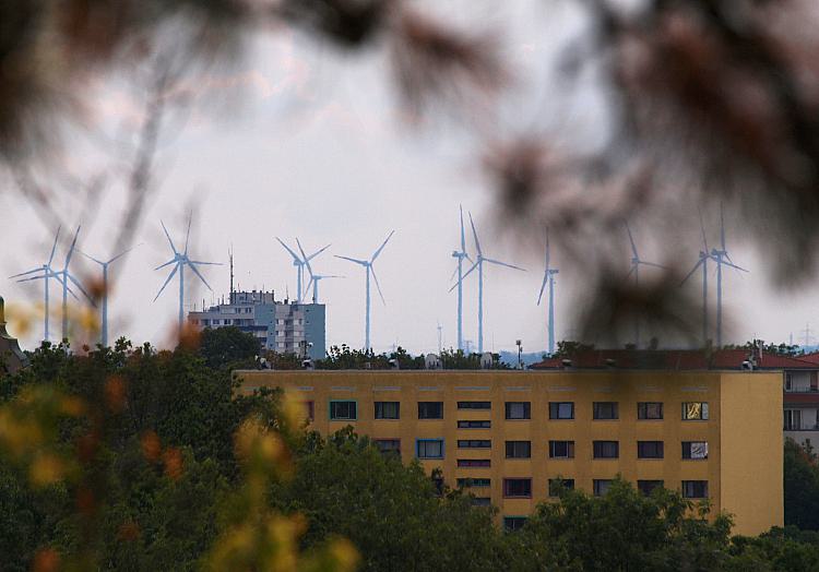 Windräder am Stadtrand, über dts Nachrichtenagentur