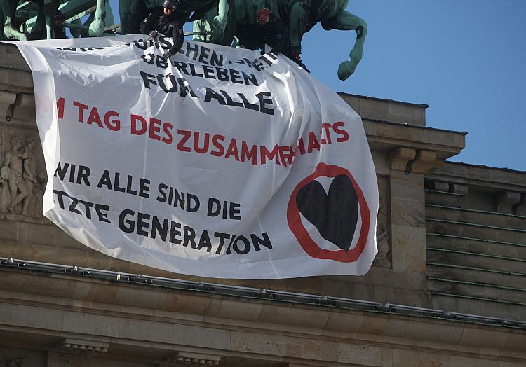 ´Letzte Generation´ am 09.11.2022 auf dem Brandenburger Tor, über dts Nachrichtenagentur