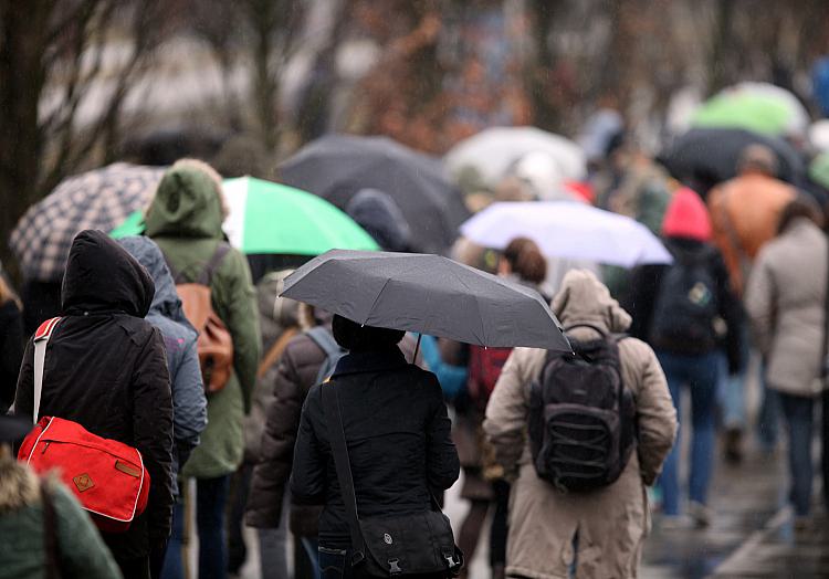 Menschen mit Regenschirm (Archiv), über dts Nachrichtenagentur