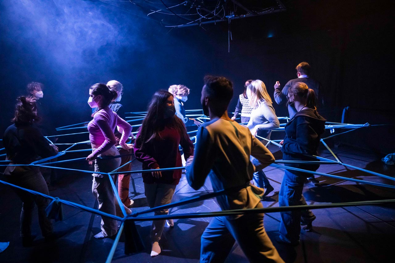 Die Zuschauer/innen werden zu einem Teil der Choreografie und stehen mit auf der Bühne.