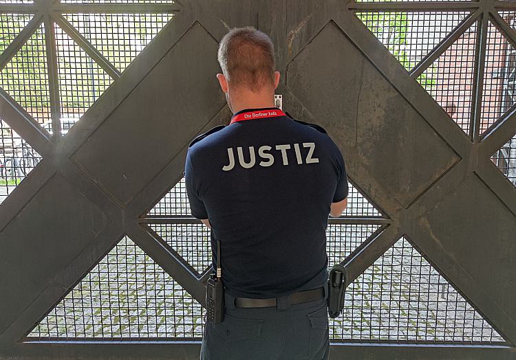 Wachmeister schließt ein Gefängnistor auf, über dts Nachrichtenagentur