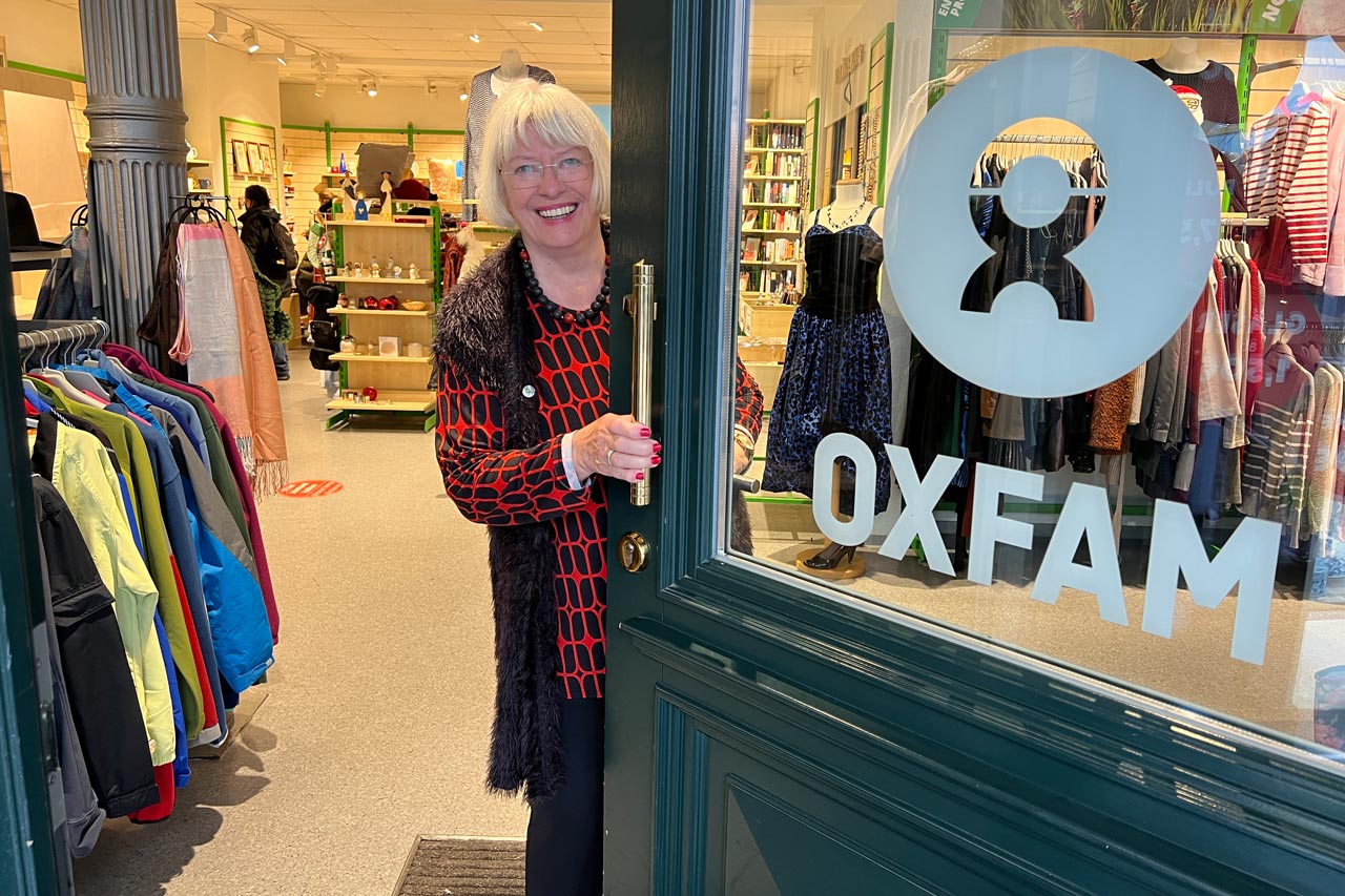 Gudrun Bartels engagiert sich seit 15 Jahren im Oxfam Shop in der Innenstadt. Ehrenamtliche, wie sie, werden dringend gesucht.