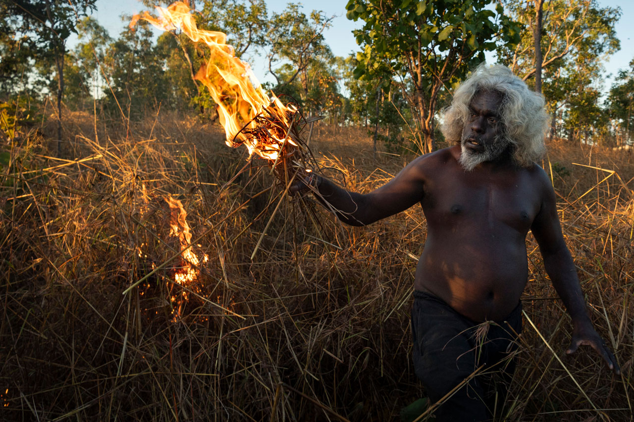 Beste Fotoserie: Indigene Australier/innen verbrennen nur das Unterholz, um große Brände zu verhindern.
