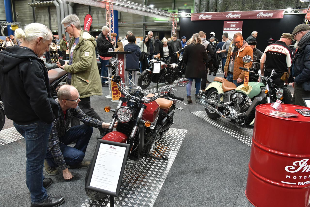 Menschen schauen sich Motorräder auf der Motorrad Show Oldenburg an.