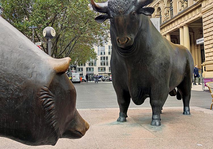 Bulle und Bär auf dem Börsenplatz in Frankfurt am Main, über dts Nachrichtenagentur