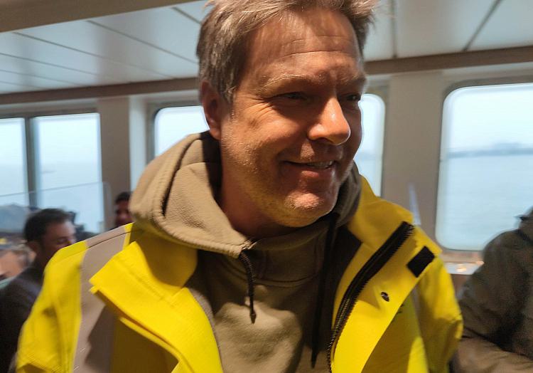 Robert Habeck bei Einweihung des ersten LNG-Terminals vor Wilhelmshaven, über dts Nachrichtenagentur