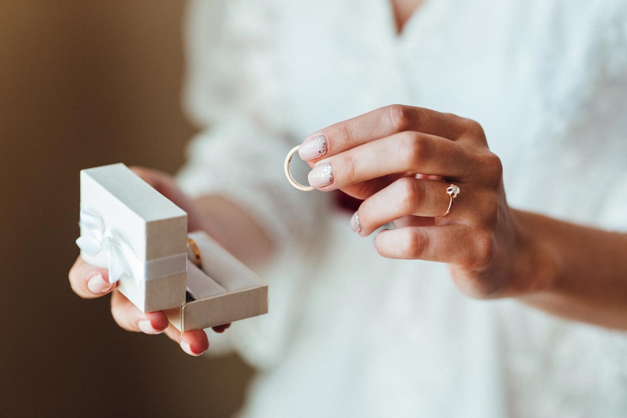 Nahaufnahme von Hochzeitsringen in einer Schachtel.