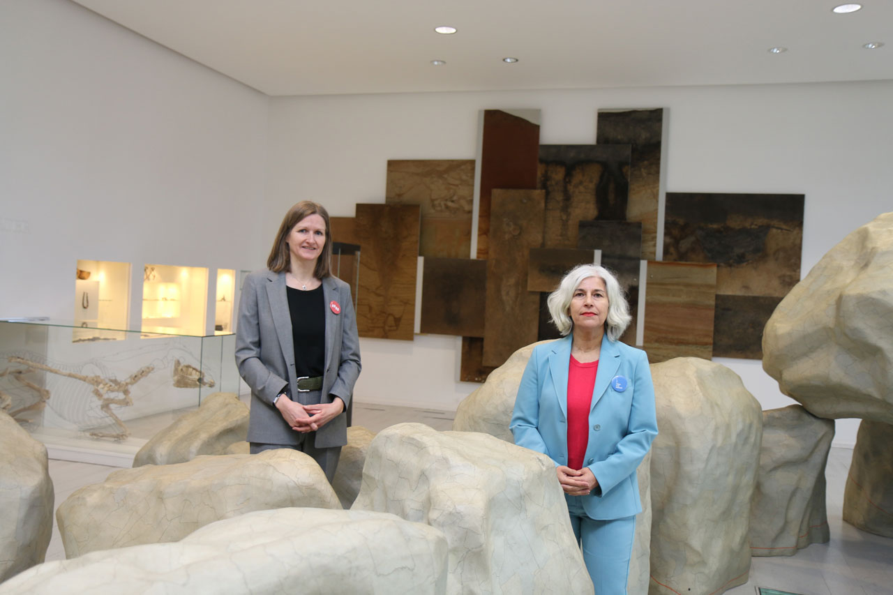 Museumsdirektorin Dr. Ursula Warnke (rechts) und Stellvertreterin Dr. Christina Barilaro blicken positiv auf das Jahr 2023 in ihrem Landesmuseum Natur und Mensch in Oldenburg.