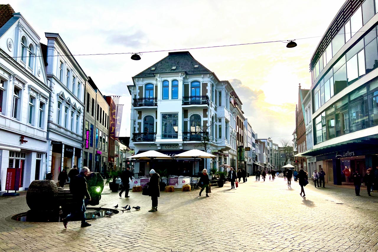 Personen laufen am Lefferseck in der Oldenburger Innenstadt.