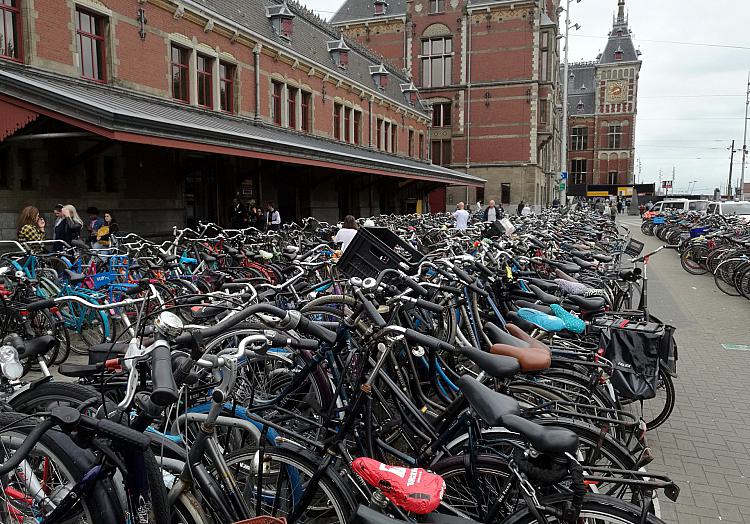 Fahrräder am Bahnhof Amsterdam Centraal, über dts Nachrichtenagentur