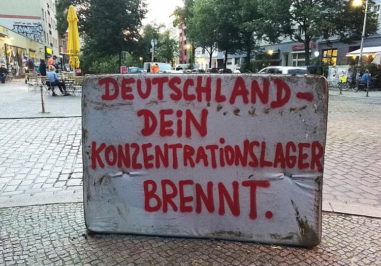 Protestplakat nach Brand in Flüchtlingslager Moria, über dts Nachrichtenagentur