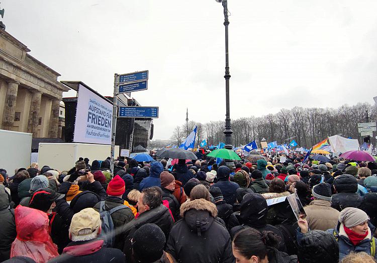 Demo gegen Waffenlieferungen am 25.02.2023, über dts Nachrichtenagentur