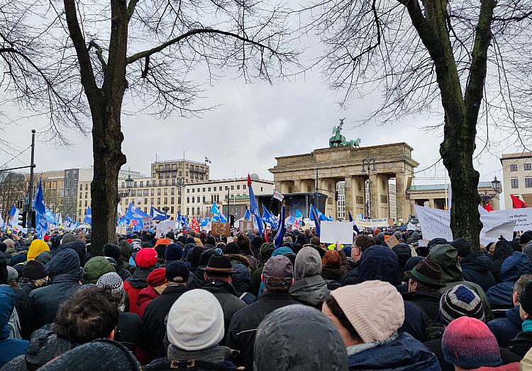 Demo gegen Waffenlieferungen am 25.02.2023, über dts Nachrichtenagentur