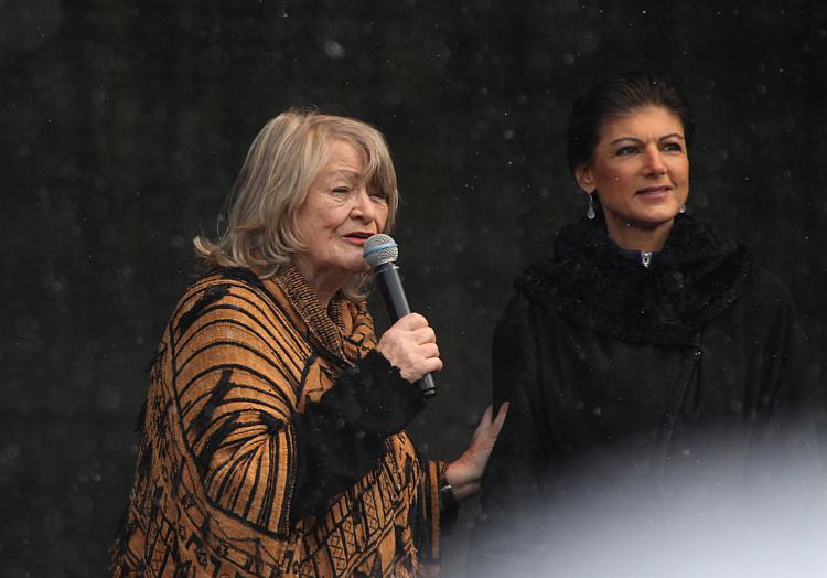 Alice Schwarzer und Sahra Wagenknecht auf Demo am 25.02.2023, über dts Nachrichtenagentur