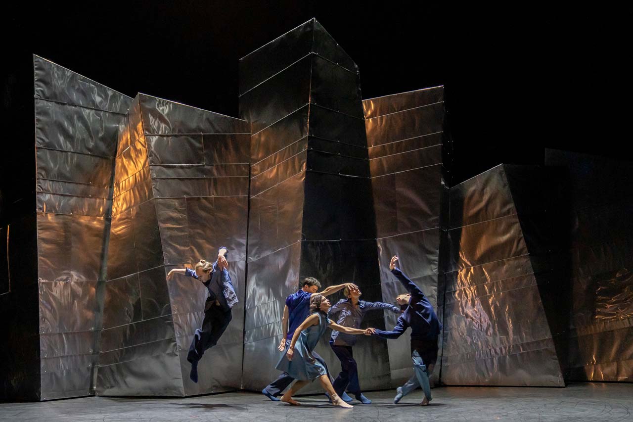 „Expressive Slide“ der Niederländerin Regina van Berkel eröffnet den aktuellen Tanzabend der Ballettcompagnie Oldenburg im Großen Haus des Oldenburgischen Staatstheaters.