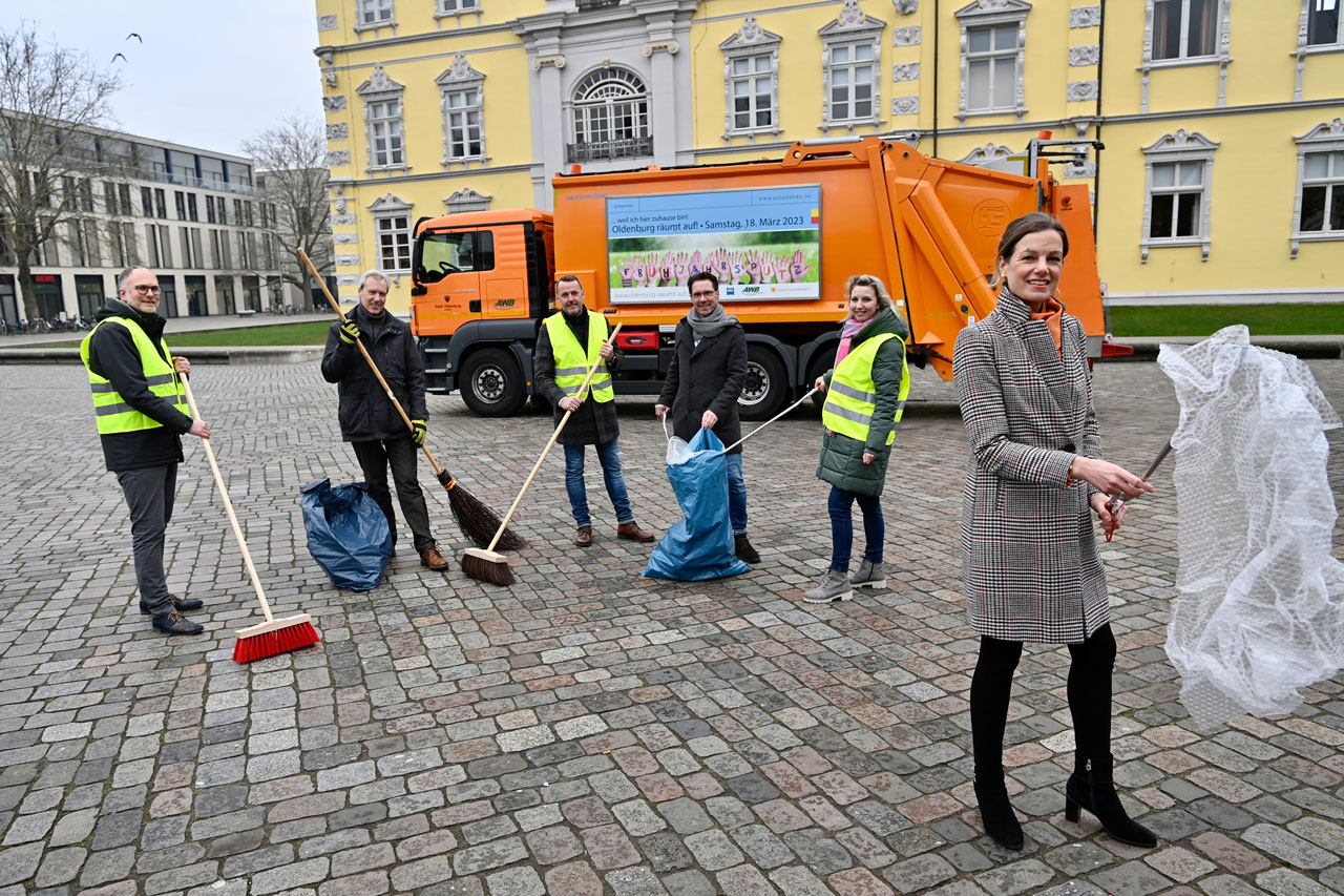 Hoffen auf erneut rege Beteiligung für „Oldenburg räumt auf!“ (v.l.): Olaf Meenen (Geschäftsführer der LzO Stiftungen), Harald Götting (Erster Vorsitzender der Arbeitsgemeinschaft Stadtoldenburger Bürgervereine), Torsten Hillje (NWZ-Mediaberater), AWB-Betriebsleiter Volker Schneider-Kühn, Melanie Becker (Abteilung Vorstandsstab der Lzo Stiftungen) und Finanzdezernentin Dr. Julia Figura.
