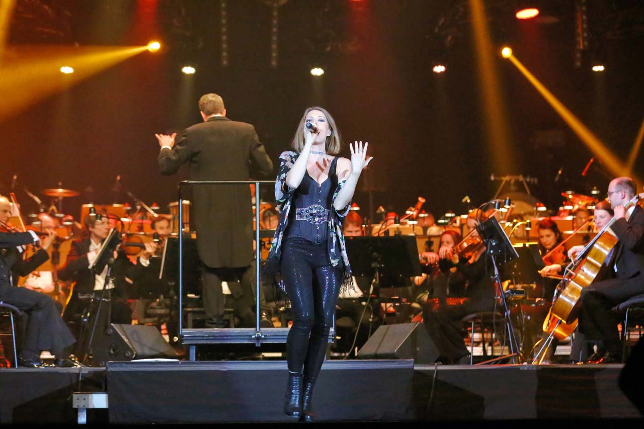 Lucia Olesova mit dem Oldenburgischen Staatsorchester.