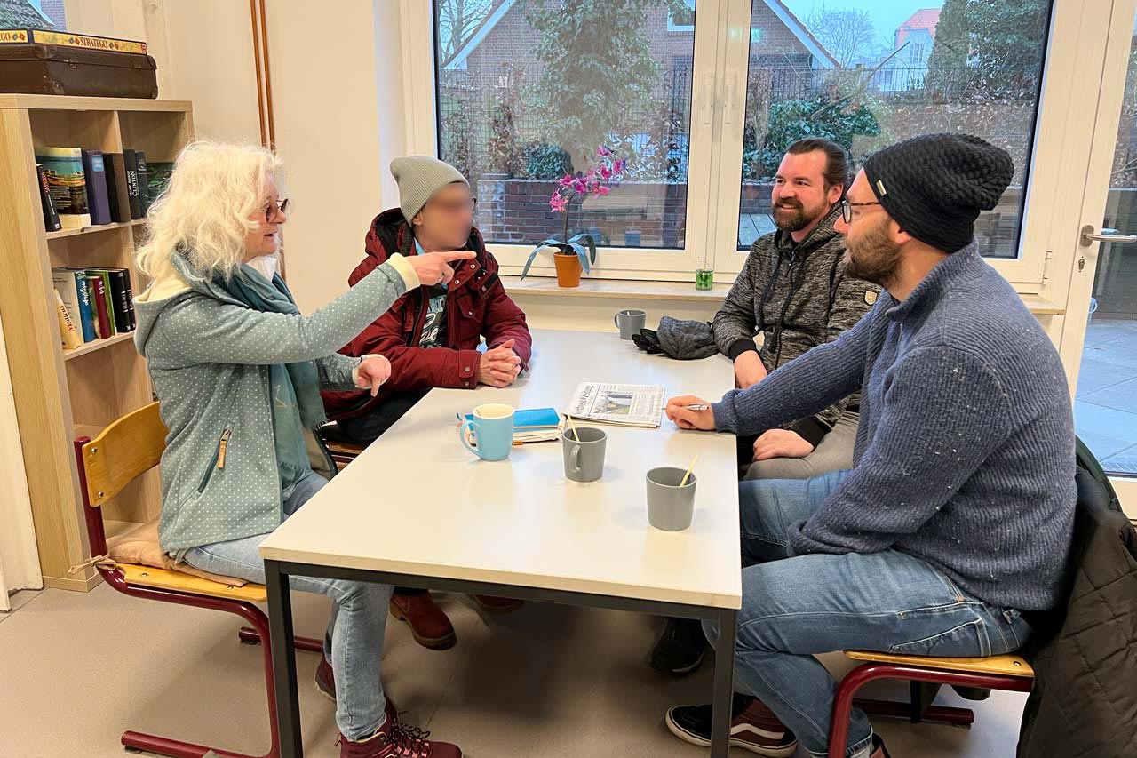 Die Streetworker im Gespräch mit einer Besucherin im Tagesaufenthalt für Wohnungslose in der Cloppenburger Straße.