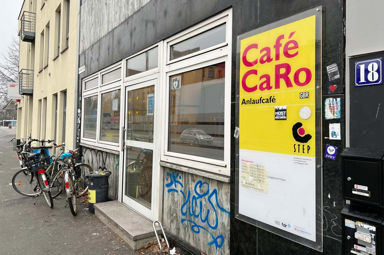 Das „Café CaRo“ ist an diesem Tag der letzte Tagespunkt für die drei Streetworker. Hier tauschen sie sich mit den Mitarbeitern der Einrichtung aus und versuchen, in engem Austausch, Probleme zu erkennen.
