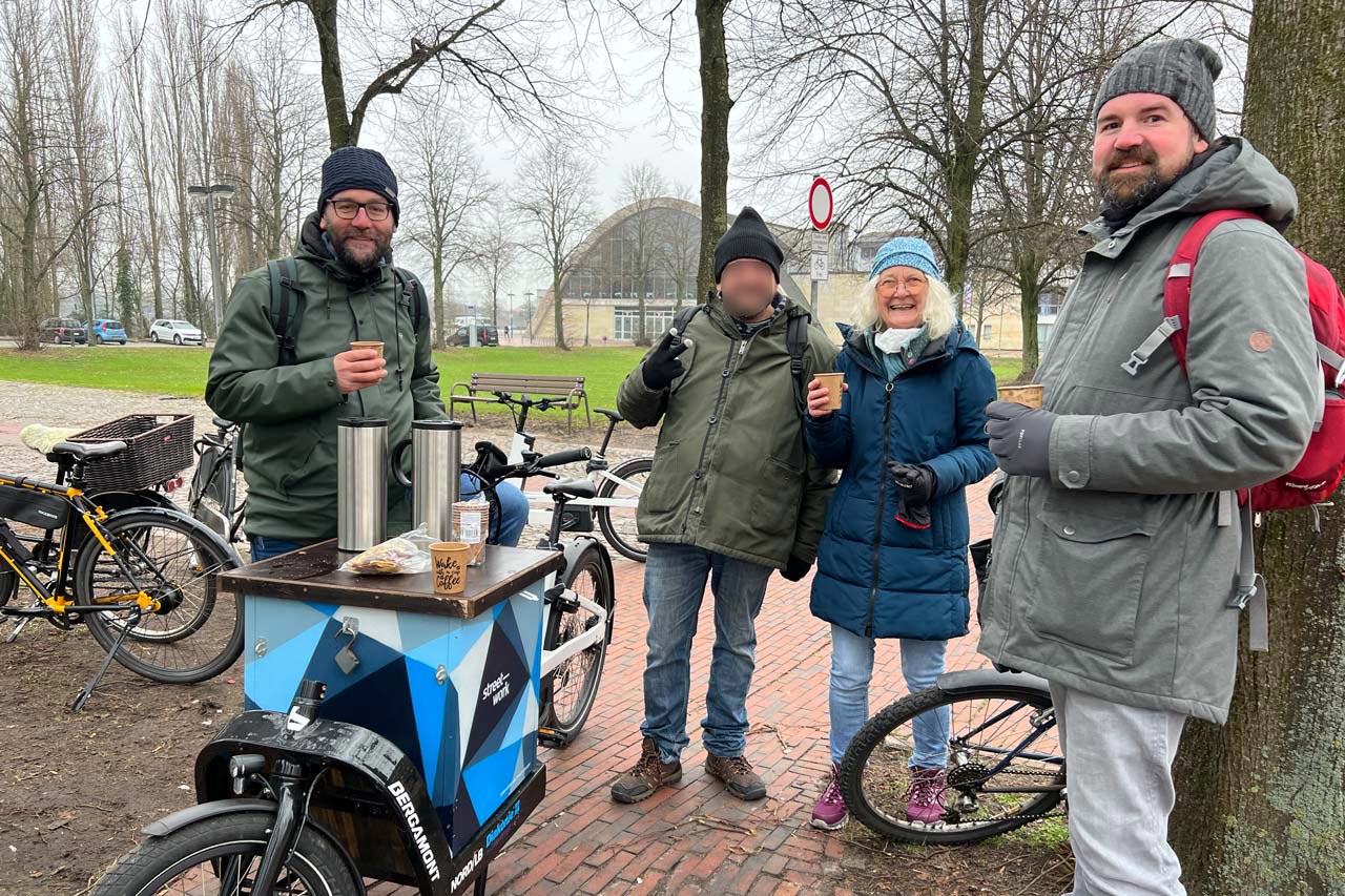 In der Nähe der Weser-Ems-Hallen versorgen die Streetworker ihre Klienten mit heißem Kaffee. Hierbei erkundigen sie sich immer nach allem, was gerade auf der Straße los ist und versuchen, zu helfen.