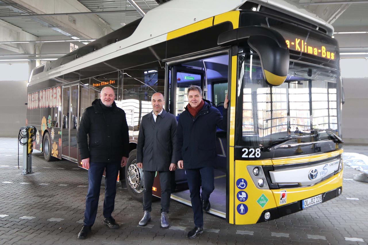 (v.l.n.r) Michael Emschermann (VWG), Stefan Dohler (EWE AG) und Oberbürgermeister Krogmann (Stadt Oldenburg) haben das Projekt der Wasserstoffbusse vorgestellt.