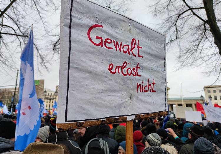 Demo gegen Waffenlieferungen am 25.02.2023, über dts Nachrichtenagentur